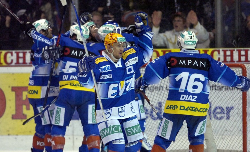 Der EV Zug mit Oleg Petrow und seinen Mitspielern jubelt nach dem Einzug in den Halbfinal nach dem Sieg beim Eishockey Nationalliga A Meisterschafts Playoff Viertelfinal-Spiel, am Samstag, 10. Maerz 2 ...