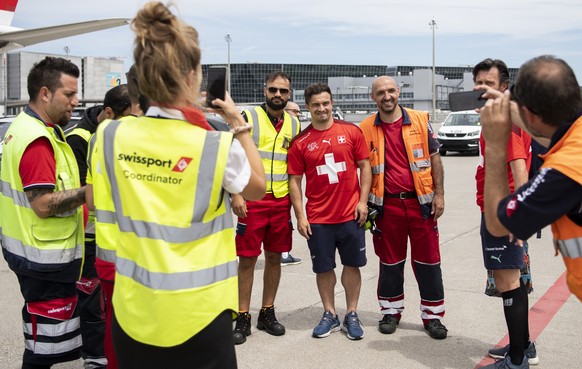 Die Spieler der Schweizer Nationalmannschaft werden nach ihrem Ausscheiden im Viertelfinal der Fussball Europameisterschaft 2020 am Flughafen in Zuerich empfangen, aufgenommen am Samstag, 3. Juli 2021 ...
