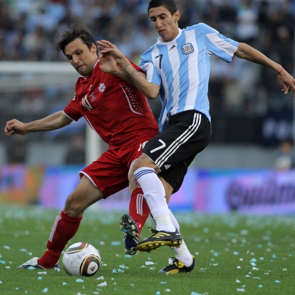 Bildnummer: 05954920 Datum: 24.05.2010 Copyright: imago/Xinhua
BUENOS AIRES, - Argentina s Angel di Maria (R) fights with Daniel Imhof of Canada during their friendly match held in Buenos Aires, Argen ...