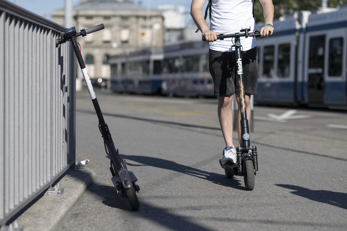 Au lieu des trajets en voiture, les trottinettes électriques partagées remplacent les voyages en transports publics.