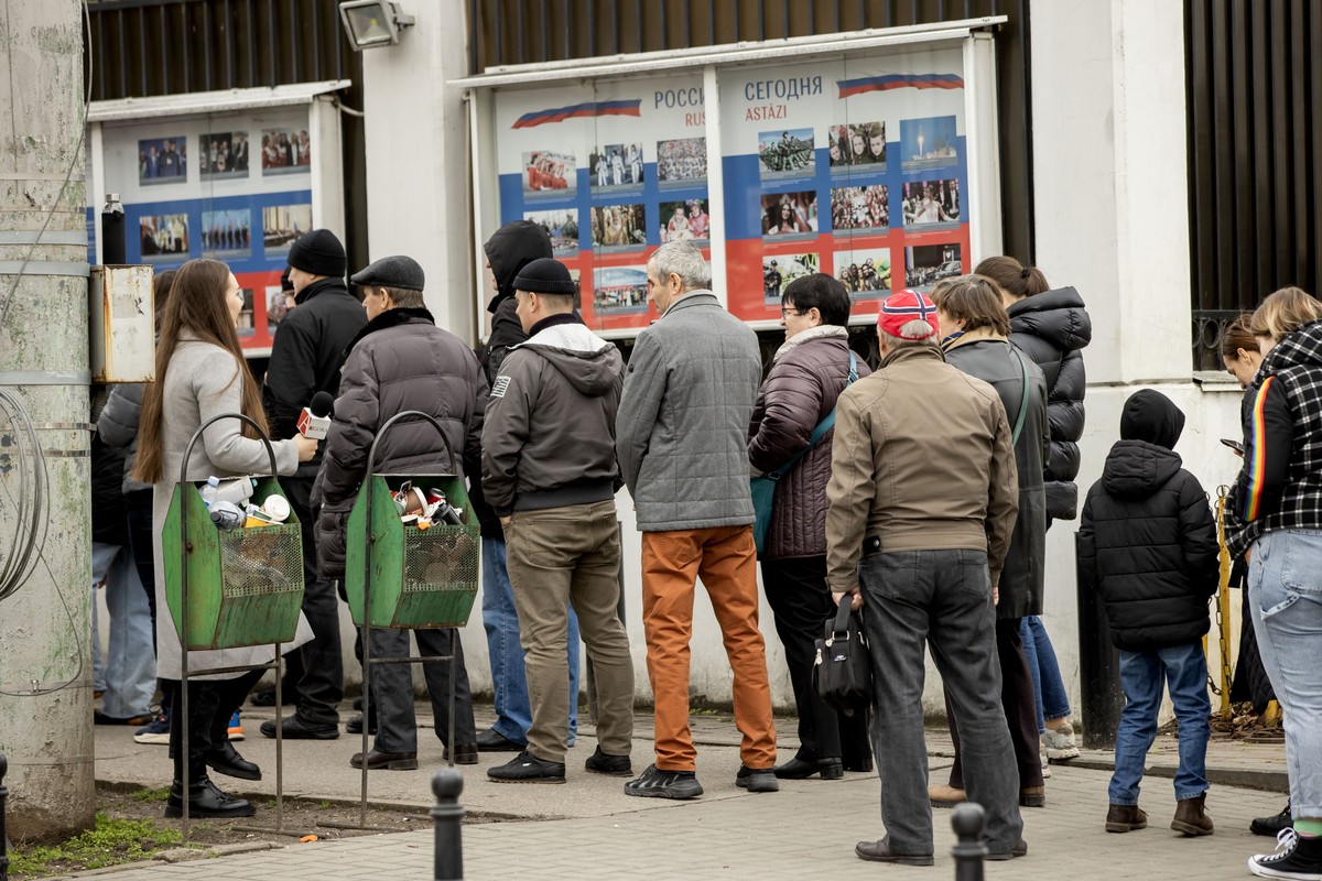 epa11226820 People stand in line to vote during Russian presidential elections in front of the Russian Embassy in Chisinau, Moldova, 17 March 2024. Russia presidential elections took place between 15  ...