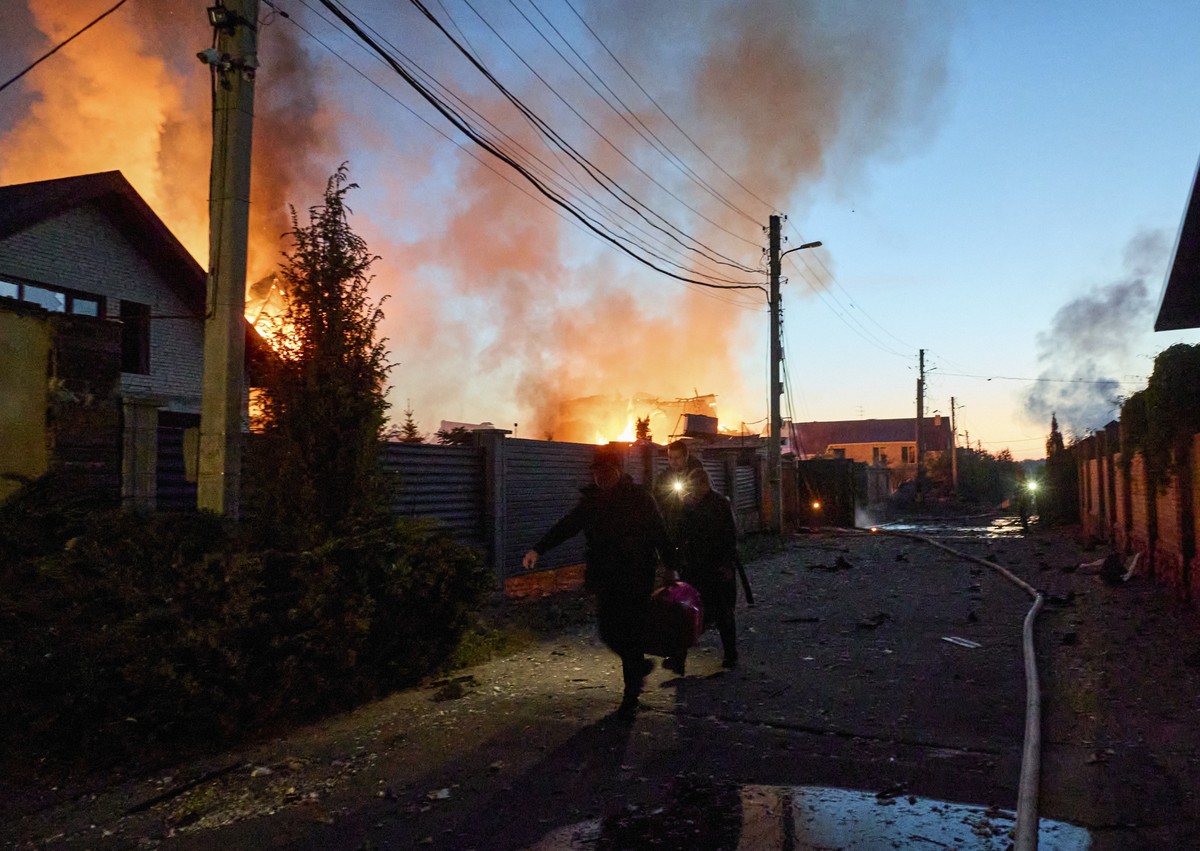 epa11330777 Ukrainian rescuers work to extinguish a fire at the site of an overnight missile strike on private buildings in Kharkiv, northeastern Ukraine, 10 May 2024, amid the Russian invasion. Khark ...