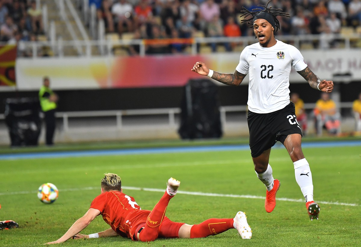 epa07639656 Austria's Valentino Lazaro (R) vies for the ball with North Macedonia's Ezgjan Alioski during the UEFA EURO 2020, Group G qualifying soccer match between North Macedonia and Aust ...