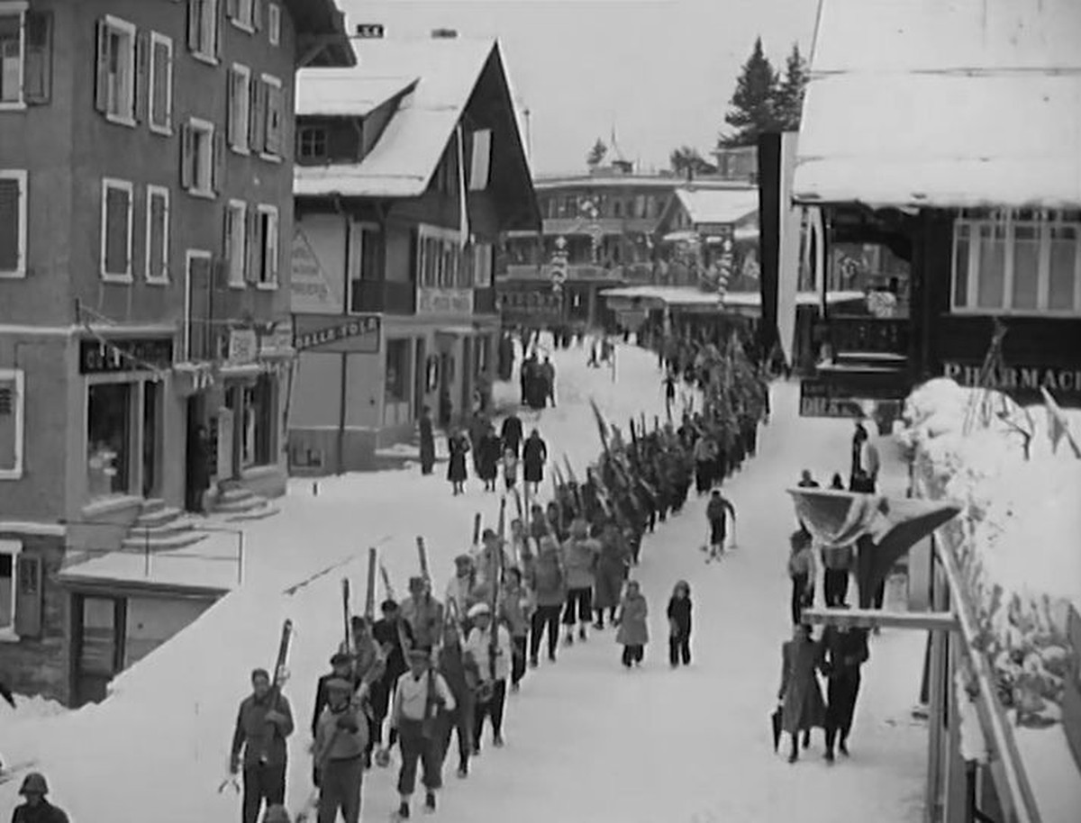 Während bei der Jugendskilager-Premiere 1941 bloss eines für Knaben stattfand, kamen im Jahr darauf auch die Mädchen zum Zug.
https://www.recherche.bar.admin.ch/recherche/#/de/archiv/einheit/21678255