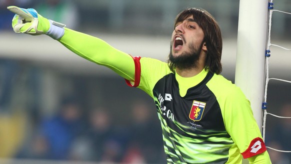 epa05095588 Genoa&#039;s goalkeeper Mattia Perin during the Italian serie A soccer match Atalanta Bergamasca Calcio - Genoa CFC at Atleti Azzurri d&#039;Italia Stadium, in Bergamo, northern Italy, 10  ...