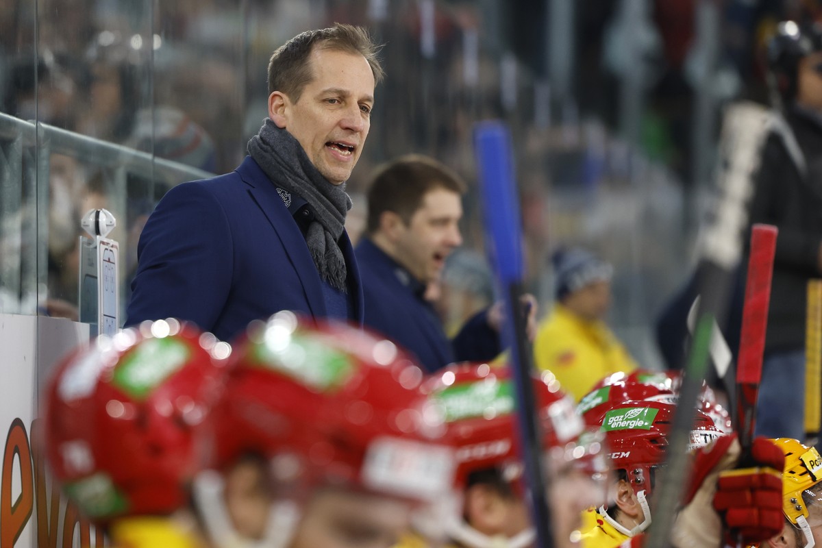 Biels Cheftrainer Antti Toaermaenen gibt seinen Spielern Anweisungen, im Eishockey Meisterschaftsspiel der National League zwischen EHC Biel und HC Ambri-Piotta, am Samstag, 18. Februar 2023, in der T ...