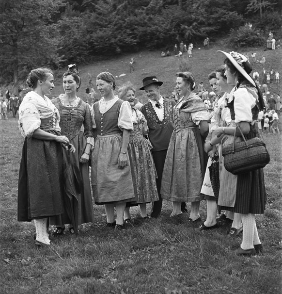 Frauen und der Hahn im Korb in Tracht an der Bundesfeier auf dem RĂŒtli im Jahr 1943.