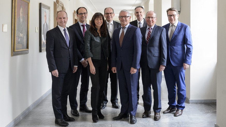 Die St. Galler Regierung mit Stefan Koelliker (SVP), Marc Maechler (FDP), Heidi Hanselmann (SP), Bruno Damann (CVP), Martin Kloeti (FDP), Staatssekretaer Canisius Braun, Fredy Faessler (SP) und Benedi ...