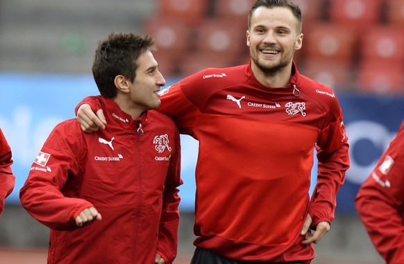 Haris Seferovic, rechts, und Mario Gavranovic, links, scherzen im Training der Schweizer Fussball Nationalmannschaft, am Montag, 3. Maerz 2014, im Letzigrund Stadion in Zuerich. Die Schweiz trifft am  ...