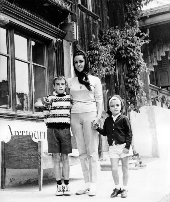 20 juillet 1962 - Gstaad, Suisse - deux fois actrice oscarisée ELIZABETH LIZ TAYLOR avec ses enfants MICHAEL WILDING et ELIZABETH LIZA TODD.  La marque de fabrique de Taylor est sa monture aux yeux violets...