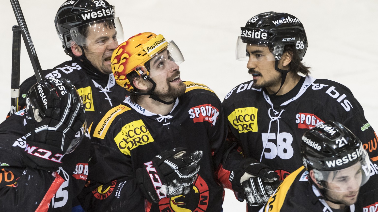 SC Bern Spieler Mark Arcobello, Mitte, zwischen Martin Pluess, links, und Eric Blum, schaut nach der Uhr, nachdem Simon Moser, ganz rechts, in der letzten Spielsekunde ein Tor erzielt hat, im Eishocke ...