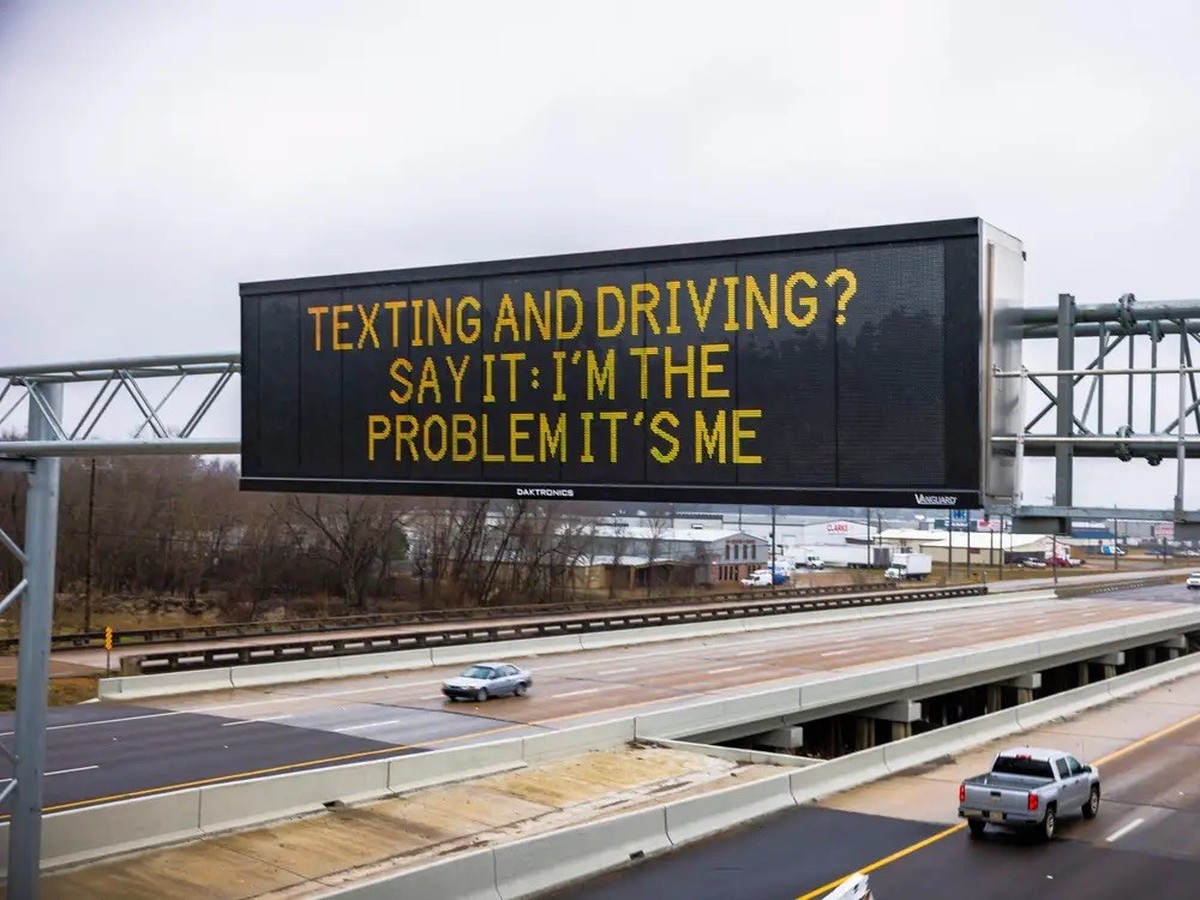 lustige verkehrsschilder autobahn warnschilder https://www.businessinsider.com/funny-highway-signs-messages-safety-federal-scrutiny-new-jersey-2023-2?r=US&amp;IR=T#-16