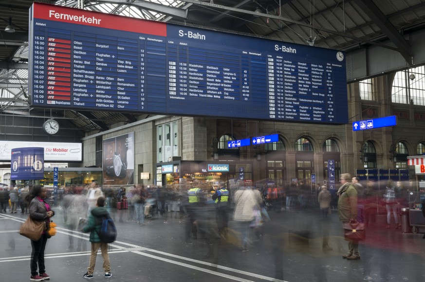 ALS VORSCHAU ZUM ERSATZ DES SBB-GENERALANZEIGERS DURCH EINE LED-ANZEIGE IM ZUERCHER HAUPTBAHNHOF, WELCHER HEUTE NACHT ERFOLGT, STELLEN WIR IHNEN AM MONTAG, 19. OKTOBER 2015, FOLGENDES ARCHIVBILD ZUR V ...