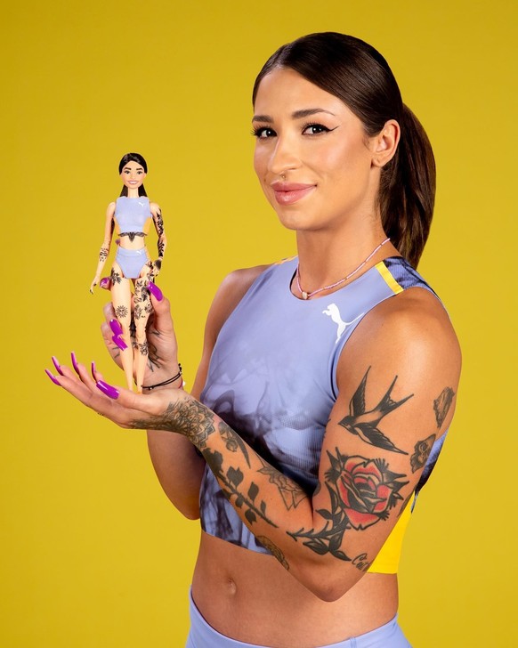 Ewa Swoboda mit ihrer Barbie-Puppe zum 65. Jubiläum von Barbie.