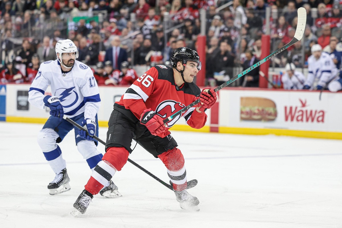 NHL, Eishockey Herren, USA Tampa Bay Lightning at New Jersey Devils Mar 14, 2023 Newark, New Jersey, USA New Jersey Devils right wing Timo Meier 96 looks on after taking a shot in front of Tampa Bay L ...
