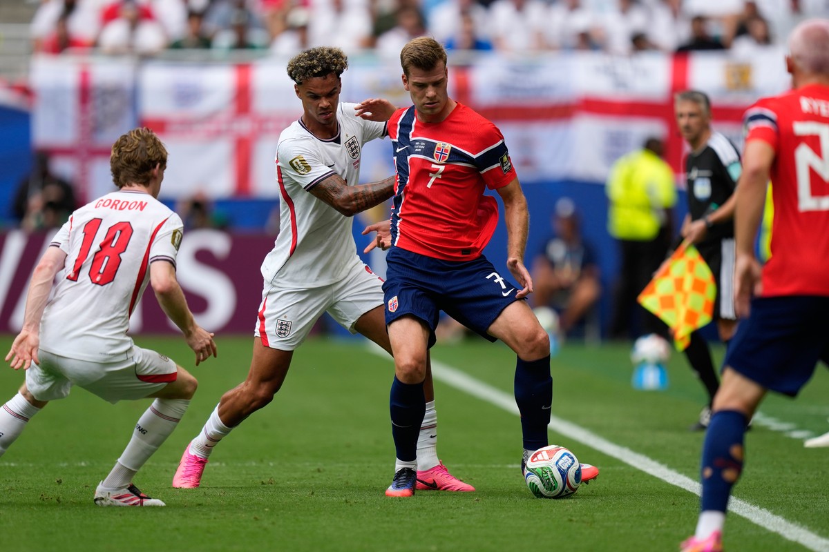 England's Nico O'Reilly vies for the ball with Norway's Alexander Sorloth, right, during the World Cup quarterfinal soccer match between Norway and England in Miami Gardens, Fla., Satur ...