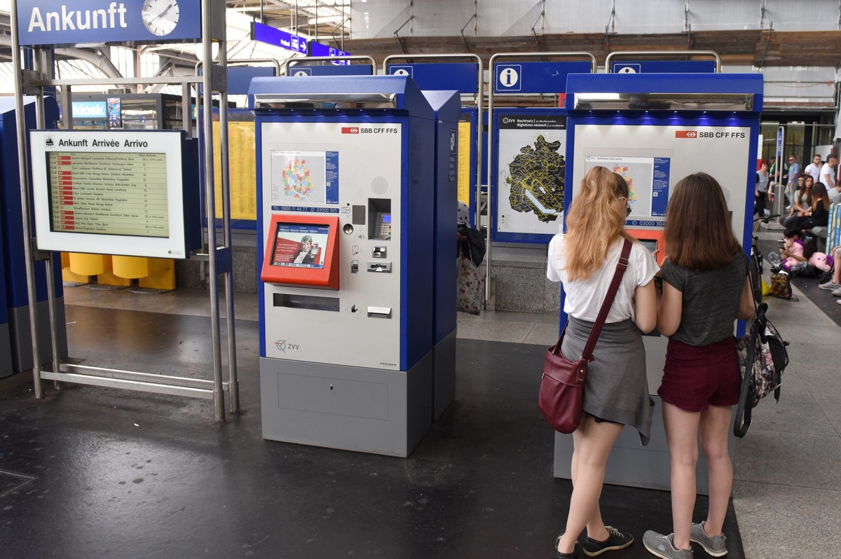 Fahrkartenautomat, Hauptbahnhof, Zürich, Schweiz *** Ticket machine, Central Station, Zurich, Switzerland Zug Ticket Billett Schweiz Schwarzfahren