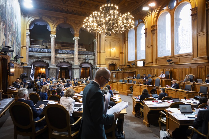 Staenderaete debattieren waehrend Ratsweibel Peter Truffer Dokumente an die Raete verteilt, waehrend der Wintersession der Eidgenoessischen Raete, am Mittwoch, 6. Dezember 2023, im Staenderat in Bern. ...