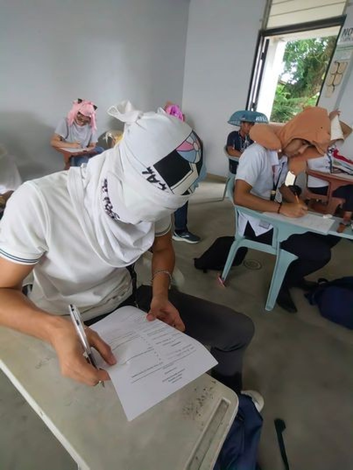 Die philippinische Lehrerin Mary Joy Mandane-Ortiz hat ihre Schülerinnen und Schüler aufgefordert, aus Papier einen Hut zu basteln, damit sie bei den Zwischenprüfungen nicht abschreiben können.