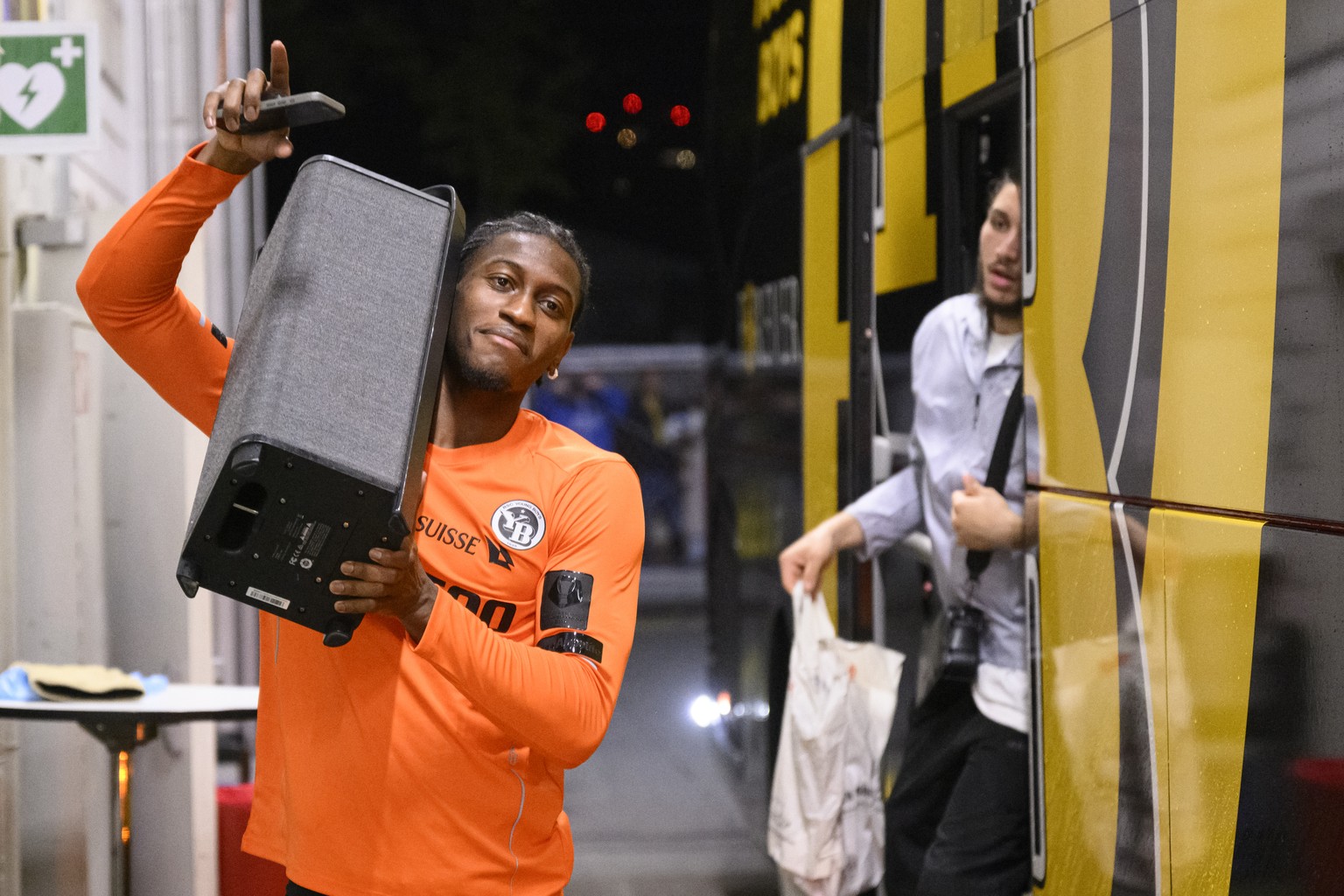 Joel Monteiro vom BSC Young Boys entsteigt mit einem Ghettoblaster dem Teambus, am Montag, 20. Mai 2024 nach der Rueckfahrt von Genf im Stadion Wankdorf in Bern. YB hat nach dem 0:1 Sieg gegen Servett ...