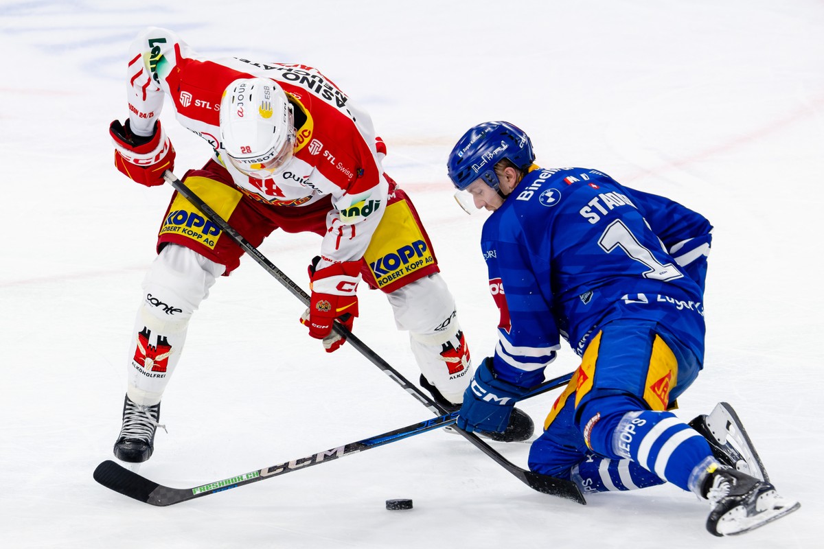 Elvis Schlaepfer (EHCB), links, gegen Livio Stadler (EVZ) im Spiel der Eishockey National League zwischen dem EV Zug, EVZ, und dem EHC Biel-Bienne, EHCB, am Freitag, 11. Oktober 2024 in der Bossard Ar ...