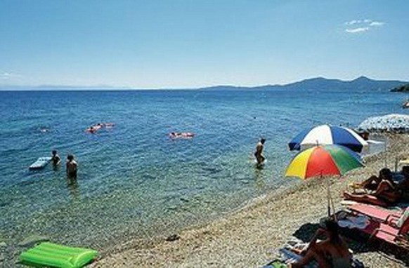 Die Sonneninsel Korfu. Du freust dich darauf, hier mit deinen Freunden abzuhängen – wenn du nicht gerade mal eine Runde am Meer entlang joggst ...