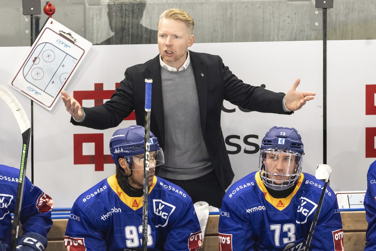 Zugs Samuel Guerra, Zugs Head Coach Michael Liniger und Zugs Mike Kuenzle, von links, im Spiel der Eishockey National League zwischen dem EV Zug, EVZ, und Lausanne HC am Freitag, 3. Oktober 2025 in de ...