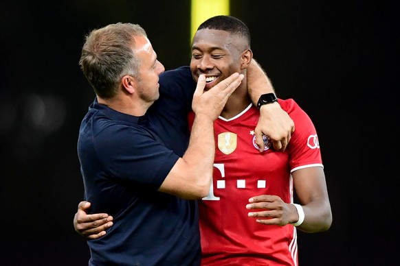 ARCHIV - 04.07.2020, Berlin: Fu�ball: DFB-Pokal, Finale: Bayer Leverkusen - FC Bayern M�nchen im Olympiastadion. M�nchens Trainer Hansi Flick jubelt mit M�nchens David Alaba �ber den Sieg. Ein m�glich ...