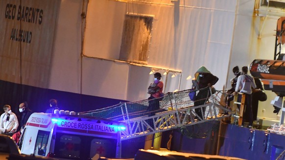 epa10290996 Women and children accompanied by their mothers are among the first to be disembarked, in the port of Catania, from the Geo Barents, a search and rescue ship of Doctors Without Borders, wh ...