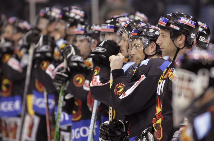 Der Berner Spieler zeigen ihre Enttaeuschung nach der 3:6 Niederlage gegen Kloten nach dem 3. Viertelfinalspiel der Eishockey Playoffs des SC Bern gegen die Kloten Flyers in der Bernarena in Bern, am  ...