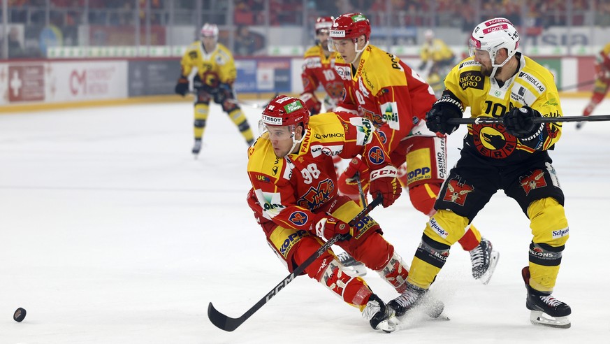 Biels Luca Christen, links, und Berns Tristan Scherwey in Aktion, im Eishockey Meisterschaftsspiel der National League zwischen EHC Biel und SC Bern, am Freitag, 23. Dezember 2022, in der Tissot Arena ...