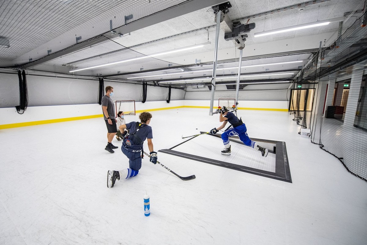 Die Eishockey Schlittschuhlaufanlage mit Kunststoffeis bei der Eishockey Trainingshalle im Spitzensport-Zentrum "OYM" ("On Your Marks"), am Mittwoch, 26. August 2020, in Cham. Der  ...