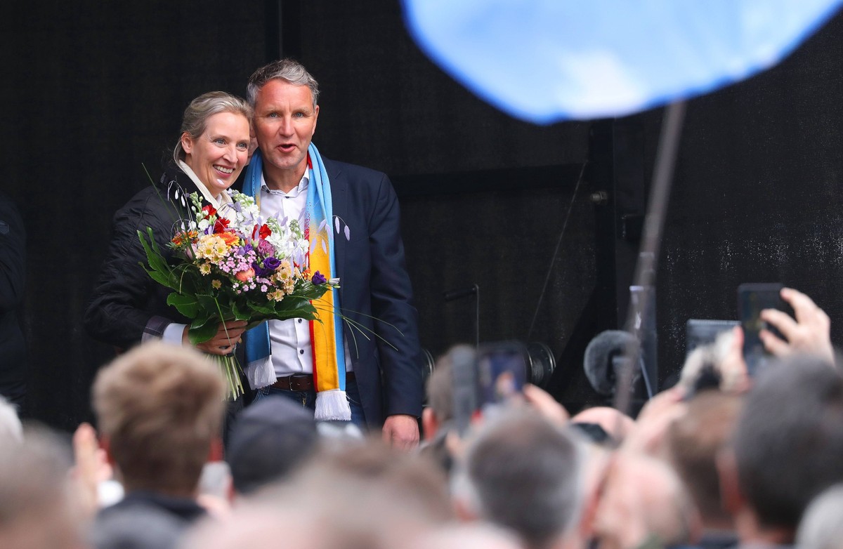 Zukunft fuer Deutschland - Demo der AfD in Erfurt 29.04.2023, Erfurt, Theaterplatz, Grossdemonstration / Kundgebung der AfD unter dem Motto Zukunft fuer Deutschland im Bild: Alice Weidel und Bjoern Ho ...
