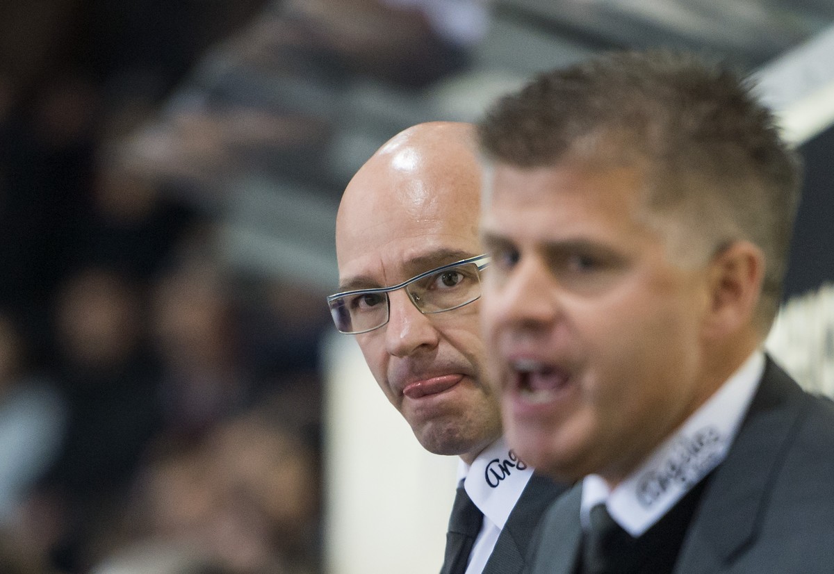 L'entraineur fribourgeois par interim Dany Gelinas, 2eme droite, et l'entraineur fribourgeois par interim Rene Matte, droite, parlent aux joueurs lors du match du championnat suisse de hocke ...