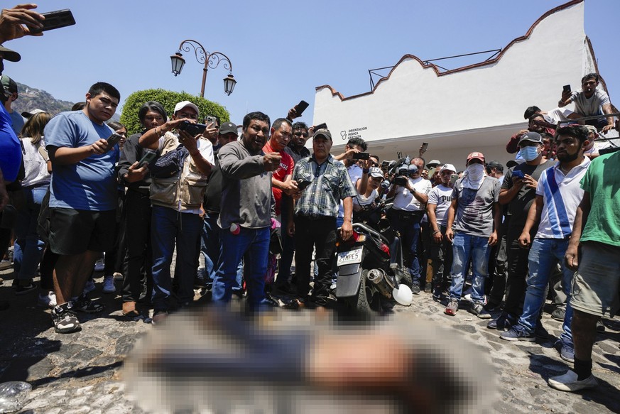Taxco.  A mob lynches the woman after the death of eight-year-old Camila Gomez.