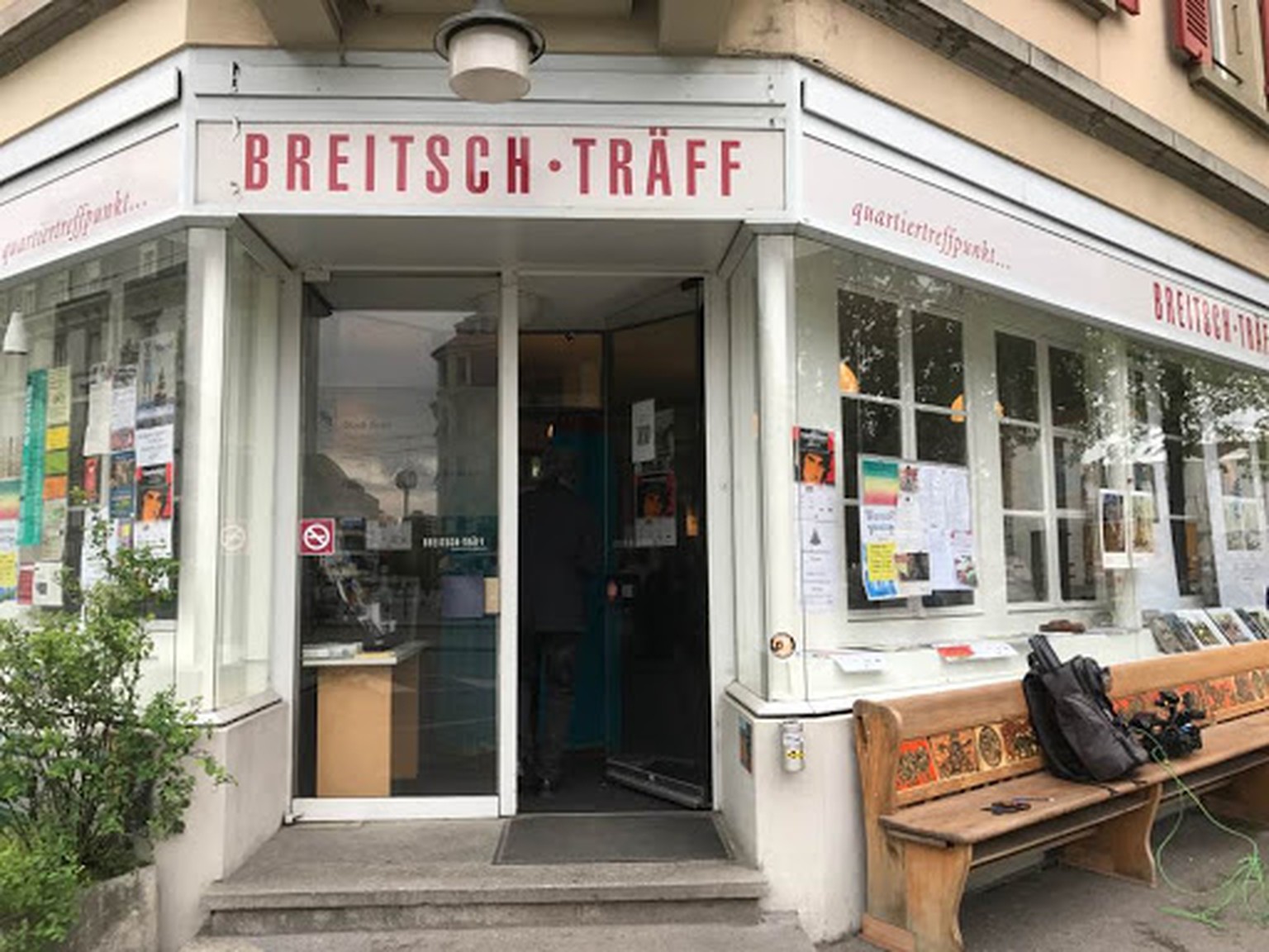 Im Berner Breitenrain-Quartier trifft sich der Kurdisch-Türkisch-Schweizerische Kulturverein Bern um gemeinsam die Abstimmung zu verfolgen.