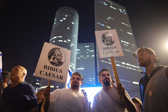 epa10421101 People take part in a protest against the new government in Tel Aviv, Israel, 21 January 2023. A statement made by the country&#039;s new Justice Minister Levin declaring his intention to  ...