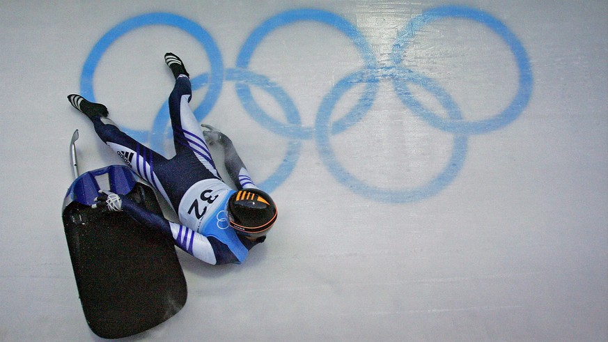 ARCHIV - ZUM INDISCHEN RODLER SHIVA KESHAVAN STELLEN WIR IHNEN FOLGENDES BILDMATERIAL ZUR VERFUEGUNG - Indian Shiva Keshavan crashes on the track during an official men&#039;s luge training run for th ...