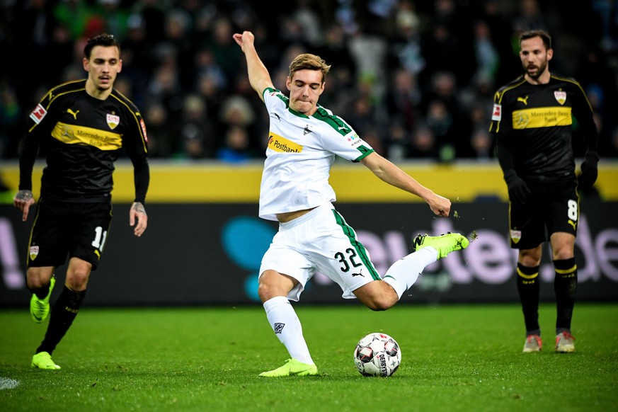 epa07220547 Moenchengladbach&#039;s Florian Neuhaus (C) in action during the German Bundesliga soccer match between Borussia Moenchengladbach and VfB Stuttgart in Moenchengladbach, Germany, 09 Decembe ...