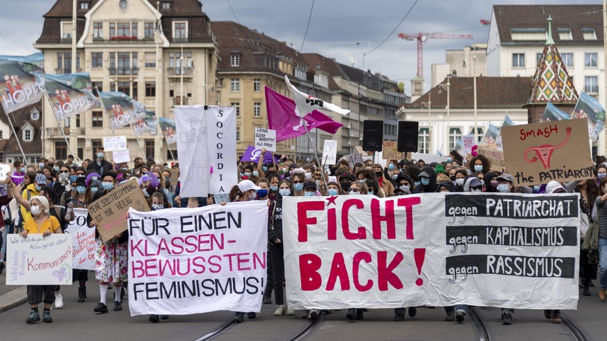 Mehrere hundert Menschen demonstrieren am Frauenstreik in Basel, am Sonntag, 14. Juni 2020. Die Organisation Feministischer Streik Basel hat auf verschiedenen Plaetzen in der Stadt ein Programm unter  ...