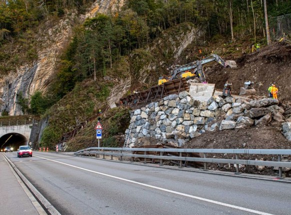 Zum Schutz der Axenstrasse wird bei Gumpisch ein Schutzdamm gebaut.