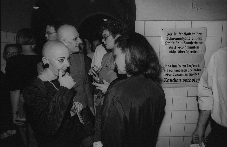 DDR, Berlin, 25.08.1990, Aktion f�r die Erhaltung des Stadtbad Prenzlauer Berg Oderberger Stra�e, links: K�nstlerpaar Eva &amp; Adele, Rolf Zoellner Pool Party *** GDR, Berlin, 25 08 1990, Action for  ...