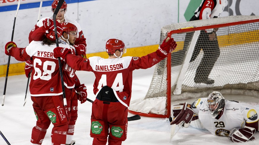 Lausanne&#039;s forward Sven Ryser #68, celebrates his goal with teammates center Dustin Jeffrey, 2nd left, of Canada, forward Yannick Herren, 2nd right, forward Nicklas Danielsson, right, of Sweden,  ...