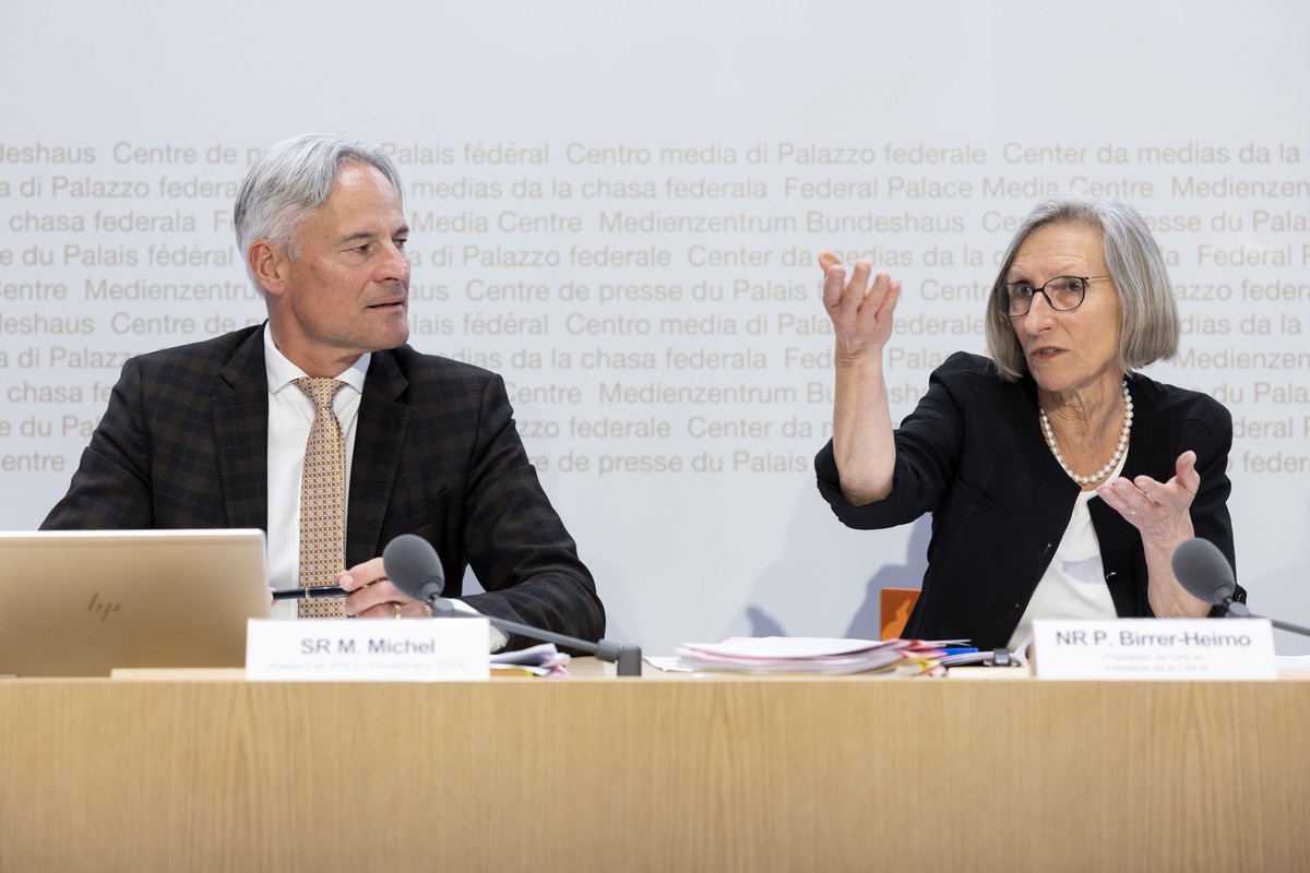 Matthias Michel, Staenderat FDP-ZG, Praesident GPK-S, links, und Prisca Birrer-Heimo, SP-LU, Praesidentin GPK-N, waehrend einer Medienkonferenz der Geschaeftspruefungskommissionen von National- und St ...