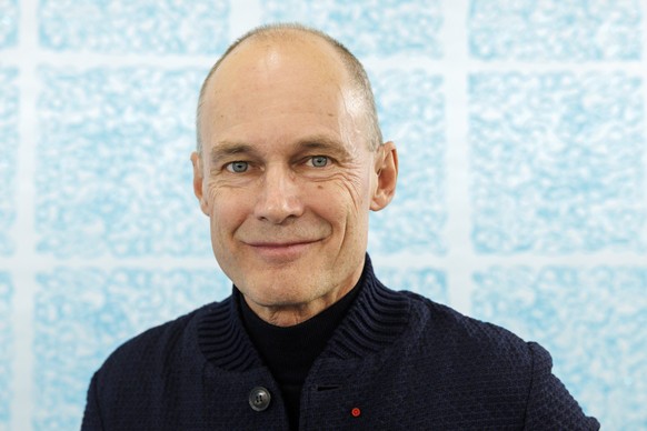 Bertrand Piccard pose pour le photographe lors de la ceremonie marquant le lancement du camion GoH! - Generation of Hydrogen au siege Migros Geneve, ce lundi 12 decembre 2022 a Geneve. Le camion de 40 ...