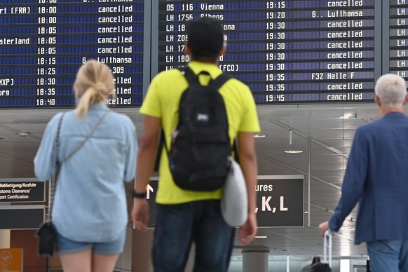 Warnstreiks haben begonnen Lufthansa streicht mehr als 1000 Fluege Stand: 27.07.2022 08:30 Uhr Der von der Gewerkschaft ver.di angekuendigte Warnstreik des Bodenpersonals der Lufthansa hat begonnen. D ...