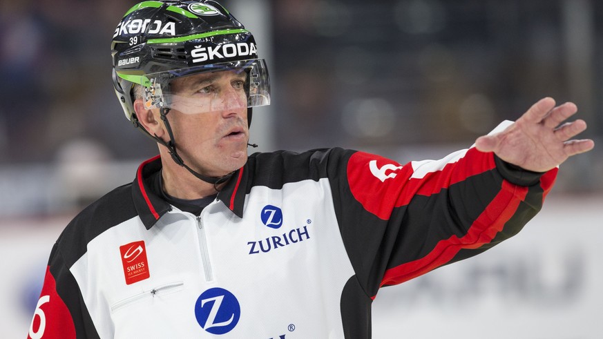 Schiedsrichter Danny Kurmann waehrend dem Eishockey-Meisterschaftsspiel der National League A zwischen den ZSC Lions und den SCL Tigers am Sonntag, 19. Februar 2017, im Hallenstadion in Zuerich. (KEYS ...