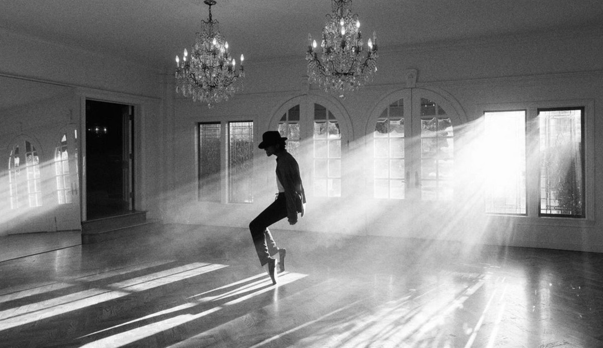 L'une des rares photos officielles du film «Michael» avec Jaafar Jackson dans le rôle du Roi de la Pop.