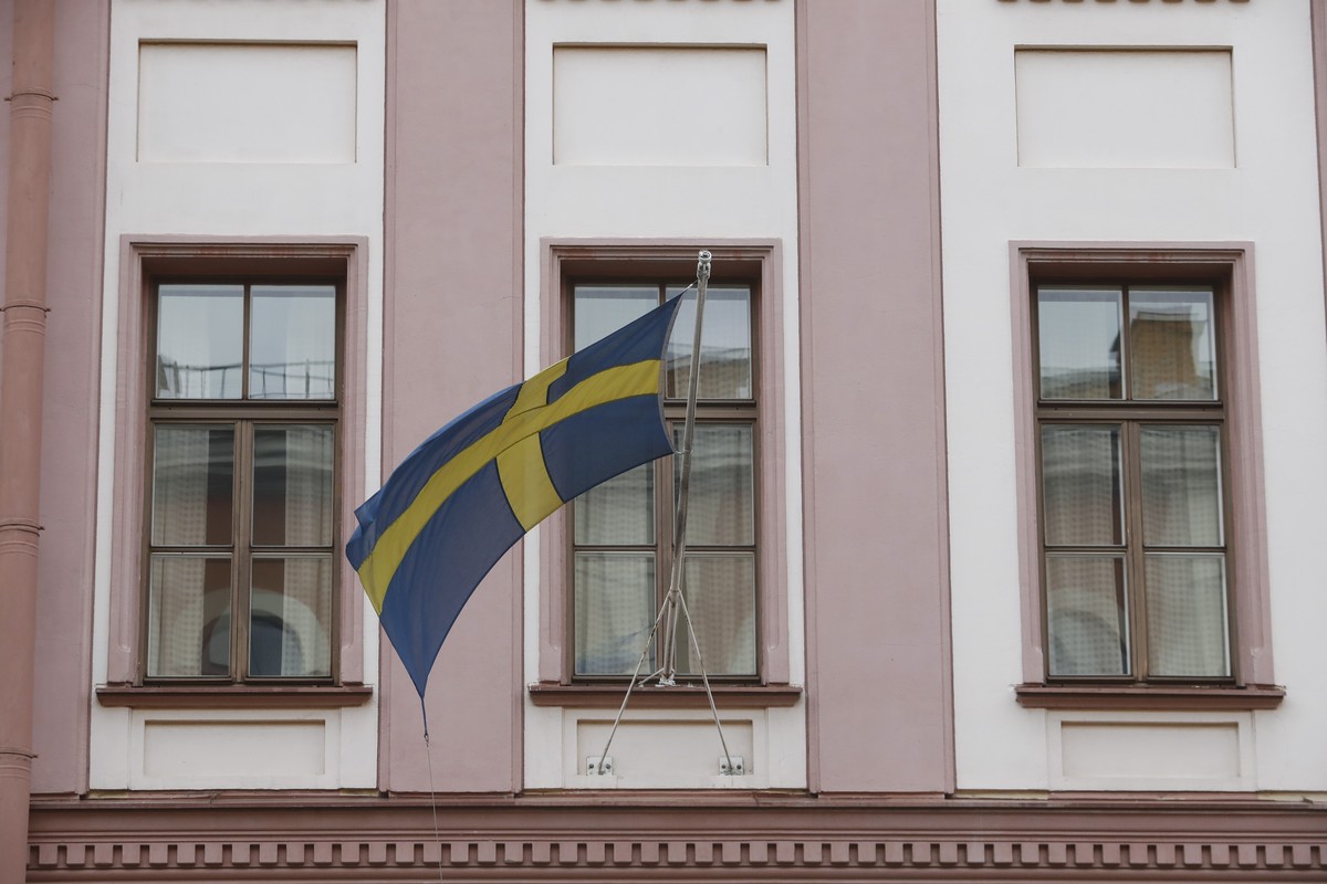 epa10653265 The Swedish flag flutters on Sweden's Consulate building in St. Petersburg, Russia, 25 May 2023. The Russian Foreign Ministry announced on 25 May that five Swedish diplomats have been ...