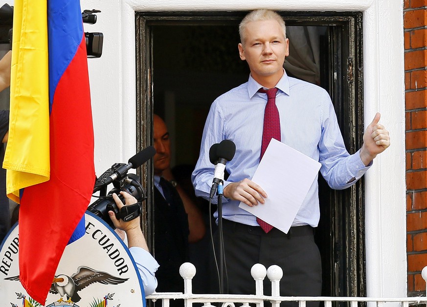 epa05973684 (FILE) - Wikileaks founder Julian Assange gives a thumbs up prior to delivering a statement on the balcony inside the Ecuador Embassy where he has sought political asylum in London, Britai ...